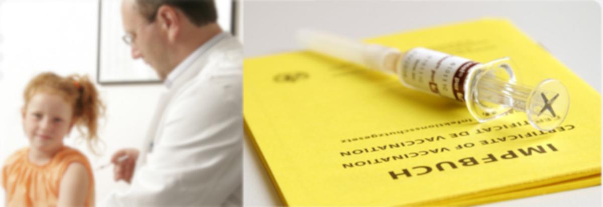 Mann  mit weißem Kittel setzt eine Spritze an den Arm eines rothaarigen Mädchens. Daneben ein gelbes Heft mit der Aufschrift Impfbuch.